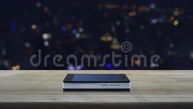木制桌子上的现代智能手机屏幕上的问号标志图标，模糊的彩色夜光城市塔和摩天大楼